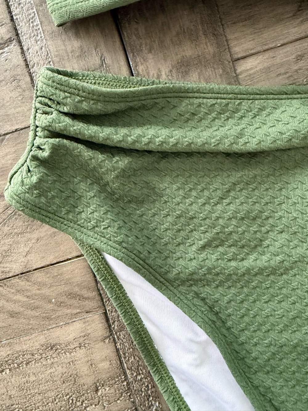 BNWT Cupshe On Holiday Green Bikini, top size large + bottom size medium. - Picture 8 of 10